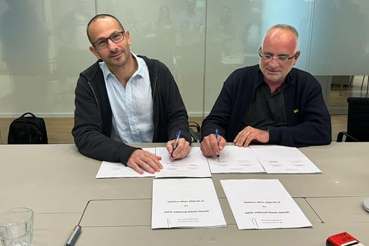 מנכ״ל אלקטרה פאוור, חן מלמד, ומנכ״ל אנלייט, גלעד יעבץ, חותמים על הסכם שיתוף הפעולה, צילום: יח״צ